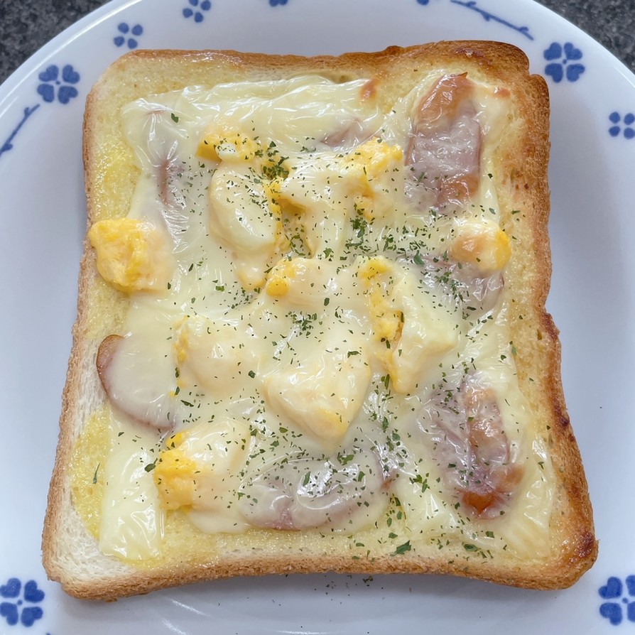ウィンナーと卵のチーズトーストの画像