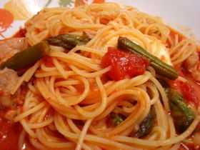 トマトとモッツァレラチーズのパスタ