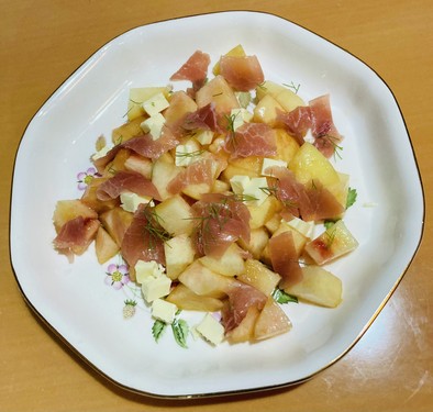 簡単⭐︎桃と生ハムとチーズのサラダの写真