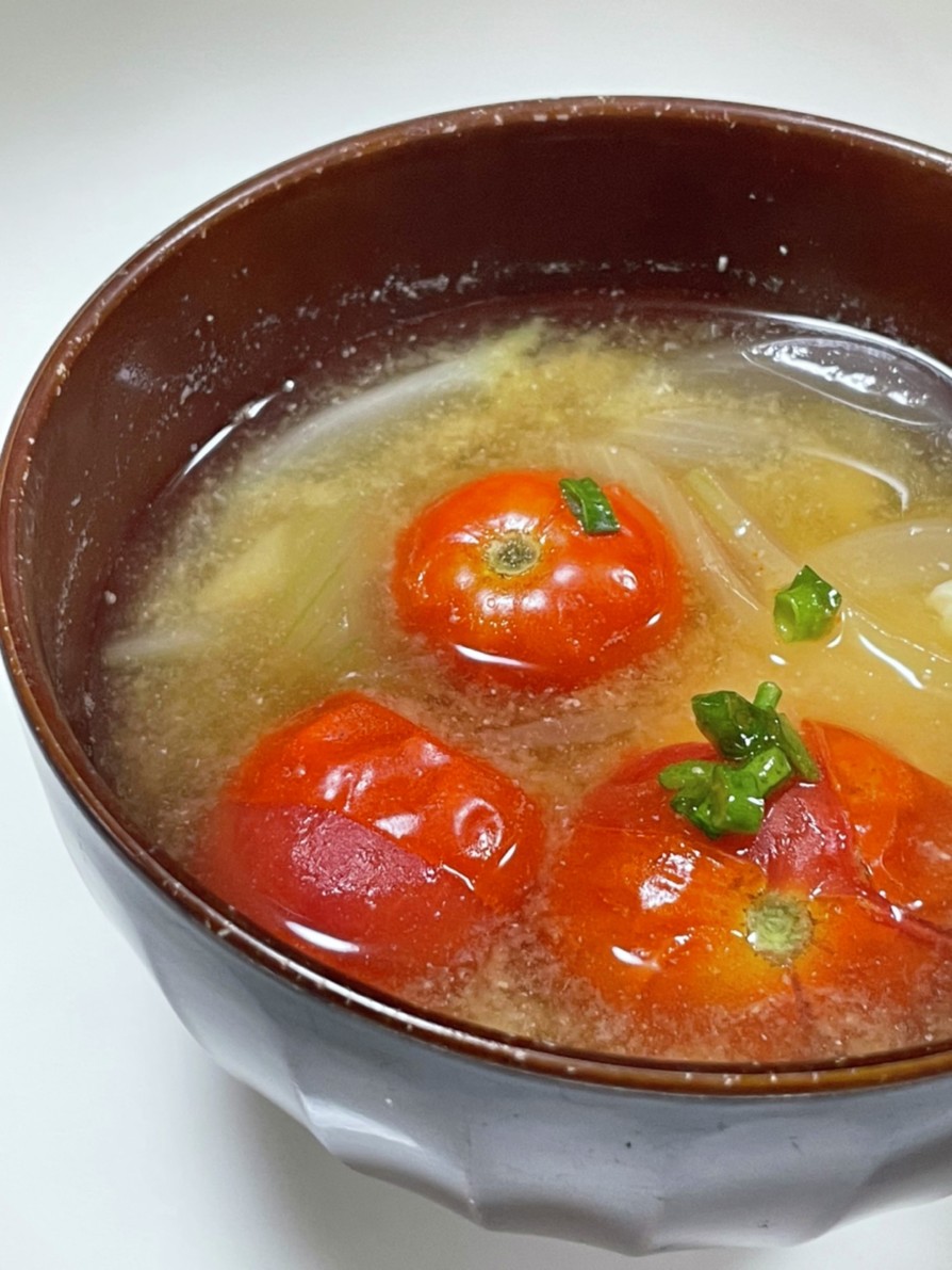 ミニトマトと玉ねぎのお味噌汁の画像