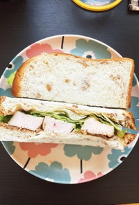 グリルチキン＆レタスのライ麦サンドイッチ