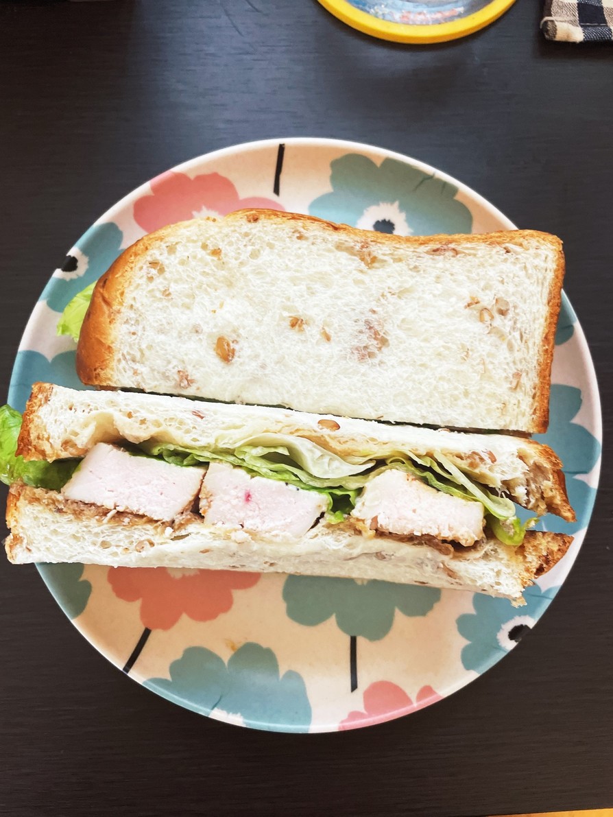 グリルチキン＆レタスのライ麦サンドイッチの画像