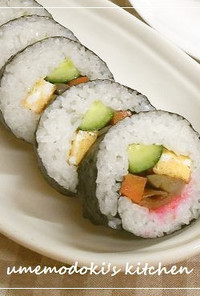 彩りの良い、素朴な太巻き寿司　恵方巻き