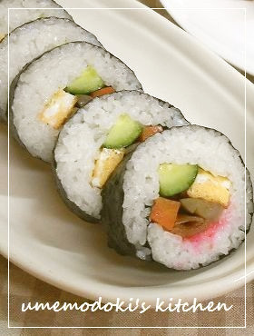 彩りの良い、素朴な太巻き寿司　恵方巻きの画像