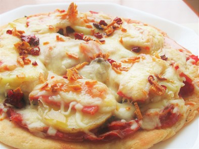 ベーコンとポテトのガーリックチーズピザの写真