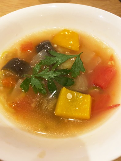 夏野菜のガンボ風スープの写真