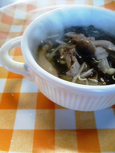豚ともずくとキノコの黒酢スープの写真