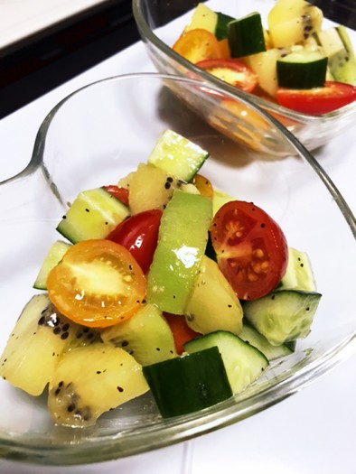 キウイと夏野菜のカラフルサラダの写真