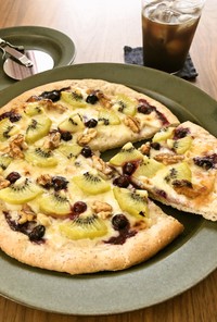 キウイとゴルゴンゾーラの贅沢ピザ