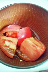 トマト。醤油と白胡椒。