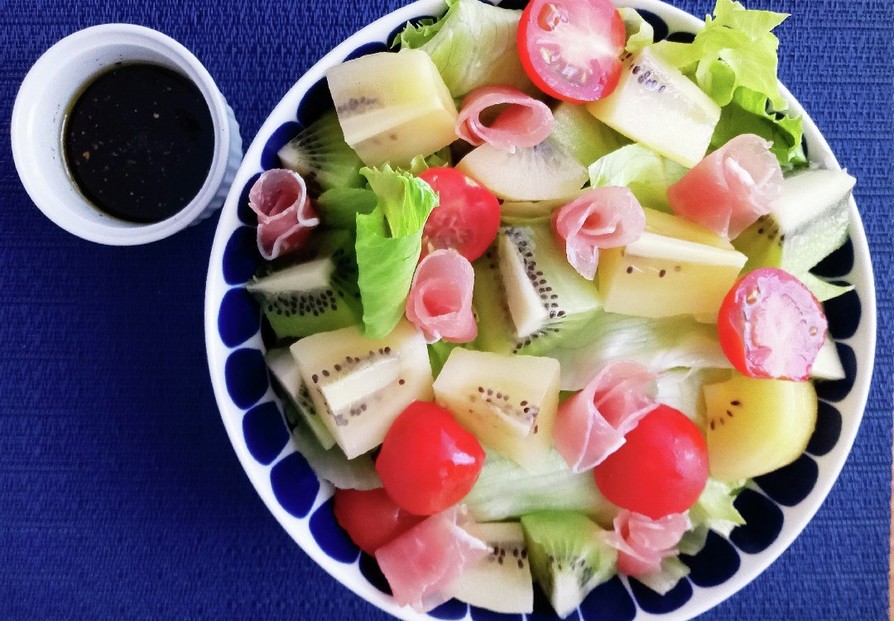 キウイのバルサミコドレッシングサラダの画像