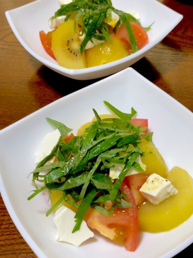 キウイとトマトとクリチのサラダの写真