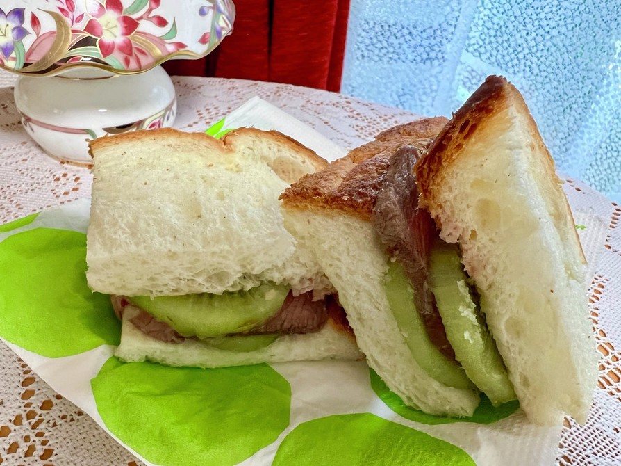 キウイとローストビーフのサンドイッチの画像