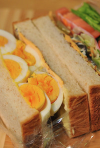 卵と野菜のサンドイッチ