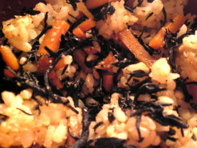 ひじきと人参の玄米混ぜご飯の写真