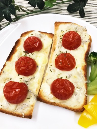 濃厚チーズ♪しらすとトマトのトーストの写真