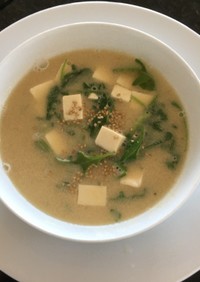 タヒニ味噌スープ