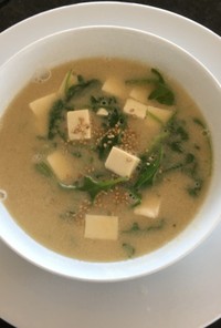 タヒニ味噌スープ