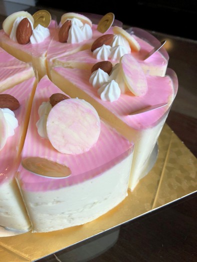 ヨーグルトムースのホワイトケーキの写真