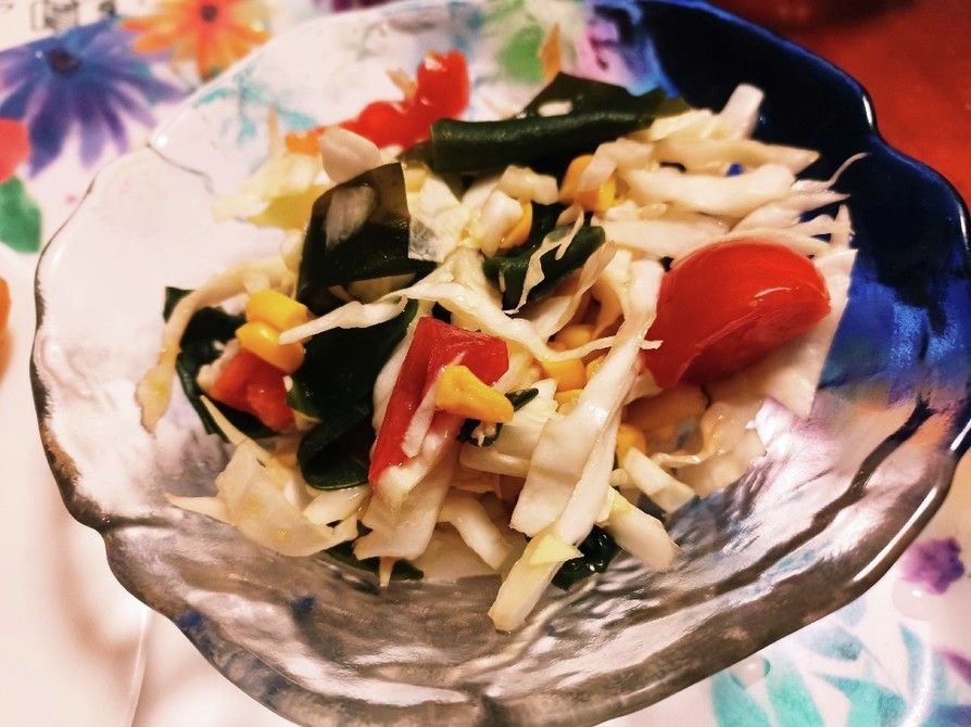 給食のわかめと野菜のサラダの画像