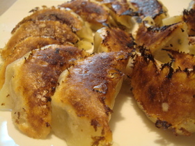 皮から手作りもちもちジューシー餃子