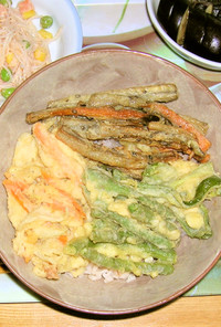 野菜天ぷら丼。（インゲン・かき揚げ）