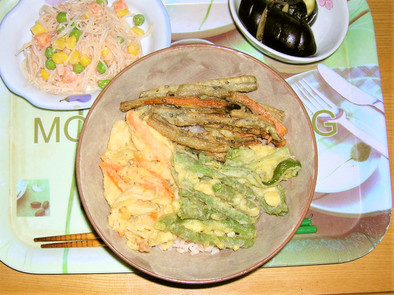 野菜天ぷら丼。（インゲン・かき揚げ）の写真
