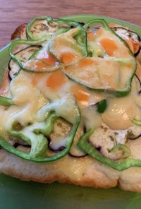 夏野菜のチーズトースト　マヨ醤油ソース