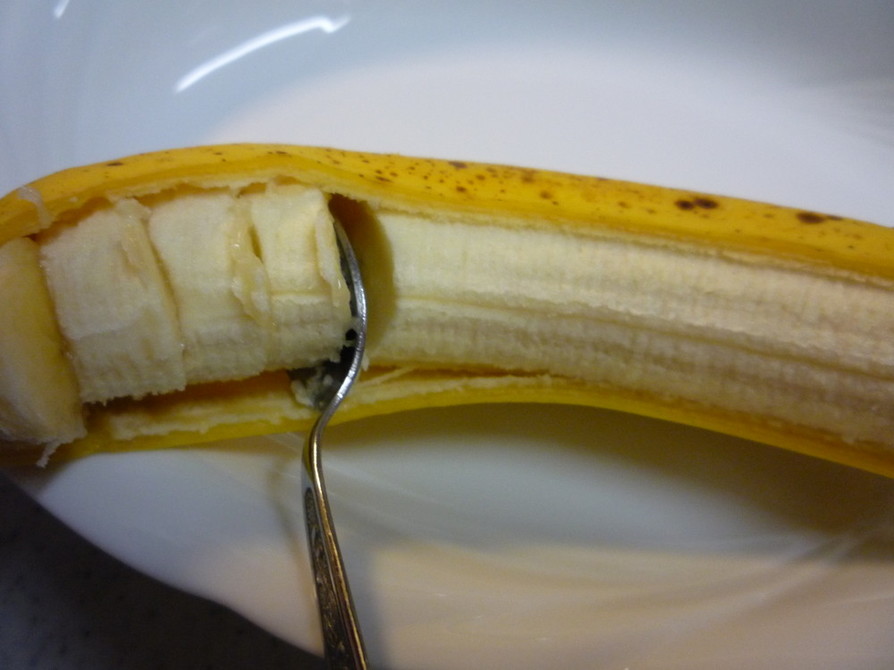 バナナはスプーンで切ると楽チン♪の画像