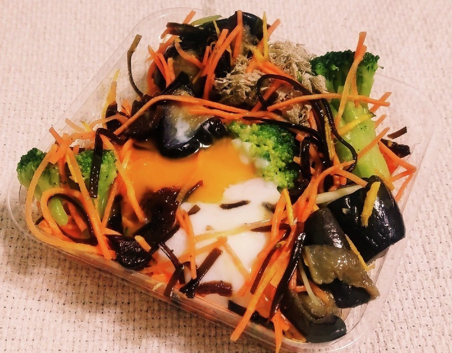緑黄色野菜サラダ&なすブロ温玉野菜昆布煮の画像