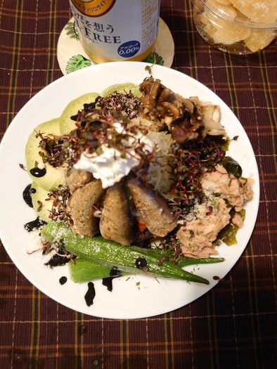 薩摩芋と魚と野菜のひと皿の写真
