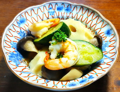 竹輪麩と野菜の煮物　海老の出汁　発酵玉葱の写真