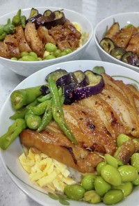夏野菜と鶏の照り焼き丼