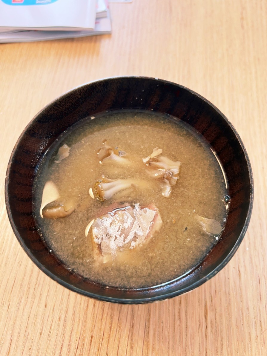鯖の水煮缶と舞茸のお味噌汁の画像