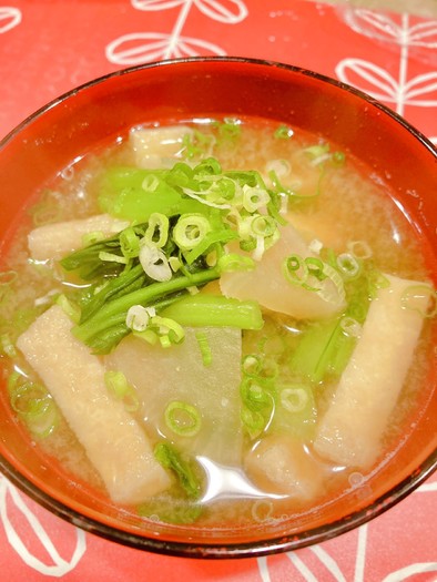 大根と小松菜と油揚げの味噌汁の写真