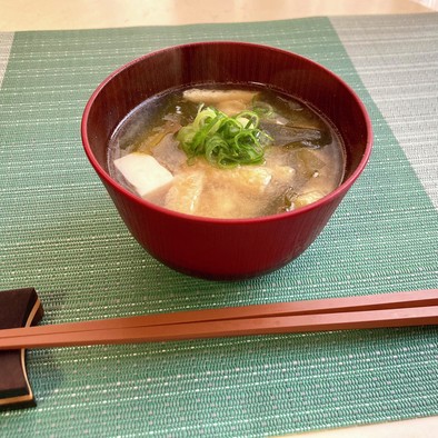 豆腐とあげとわかめの味噌汁の写真