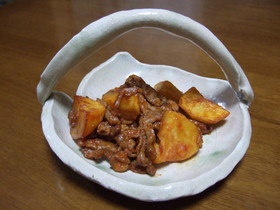 お肉とじゃがいものケチャップ炒め