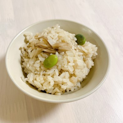 きのこと枝豆の炊き込みご飯の写真