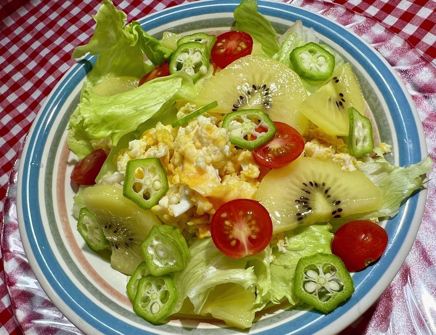 キウイと夏野菜サラダの画像