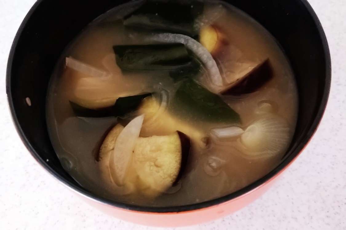 あったか なすと玉ねぎのお味噌汁 レシピ 作り方 By おむらいす1107 クックパッド 簡単おいしいみんなのレシピが379万品