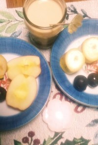 朝食後のデザートにも！林檎と葡萄とバナナ