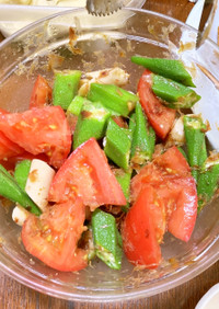 トマト＆オクラ＆魚肉ソーセージのサラダ