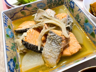 ズボラ飯なのに優しい味！鮭大根の煮物の写真