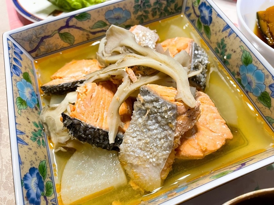 ズボラ飯なのに優しい味！鮭大根の煮物の画像