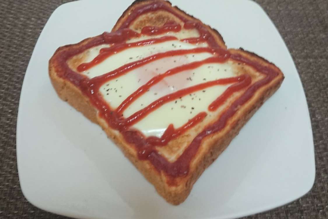 目玉焼きトースト ケチャップ レシピ 作り方 By みぃみぃのクック記録 クックパッド 簡単おいしいみんなのレシピが378万品