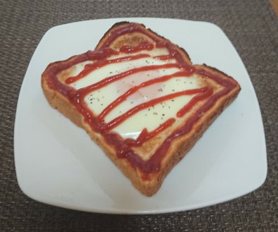 目玉焼きトースト(ケチャップ)の写真