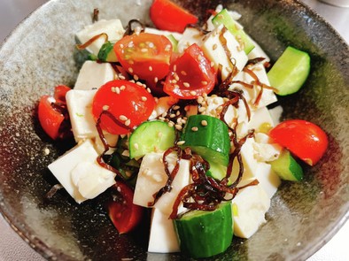 トマトきゅうり豆腐の塩昆布サラダの写真