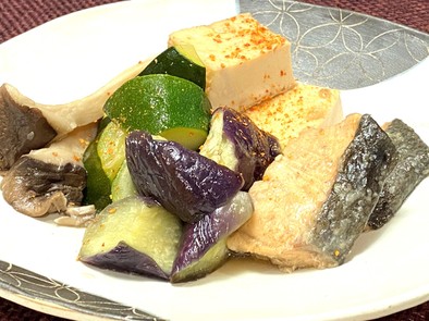 秋鮭と野菜の煮物の写真