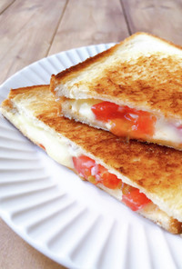 食パンで簡単！ホットサンド／トマトチーズ