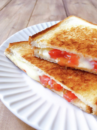 食パンで簡単！ホットサンド／トマトチーズの写真